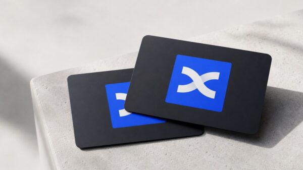 Zwei dunkle Bezahlkarten liegen versetzt übereinander auf hellem Stein, beide tragen das blaue BingX-Quadrat mit dem weißen X.
