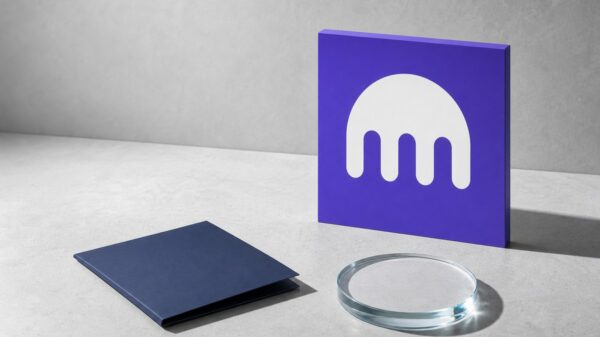 Auf heller Steinfläche steht ein violettes Schild mit dem weißen Kraken-Zeichen, davor liegen eine schlichte dunkelblaue Mappe und eine glatte Glasscheibe.