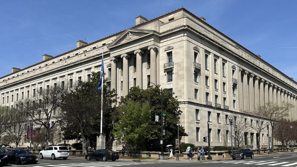 Das Robert F. Kennedy Department of Justice Building in Washington bei Tageslicht, Strassenansicht ueber Eck