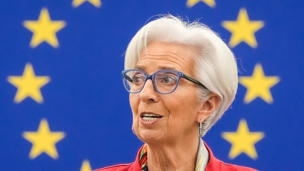 Christine Lagarde spricht vor der blauen Europaflagge mit gelben Sternen