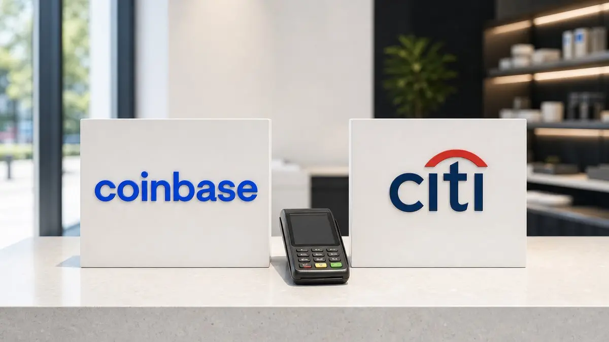 Zwei gleich große weiße Blöcke auf einer hellen Ladentheke tragen die Wortmarken von Coinbase und Citi; dazwischen liegt ein schwarzes Kartenterminal.