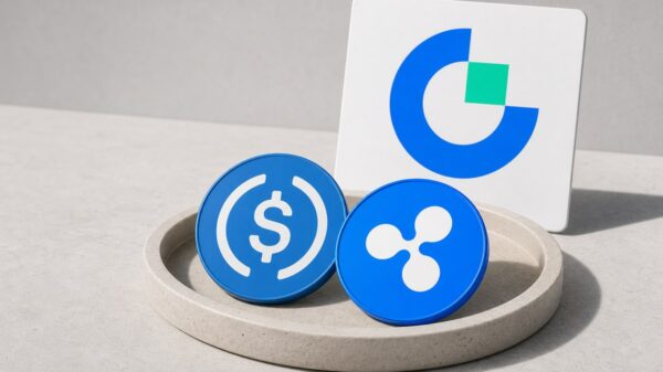 Zwei gleich große Münzen liegen nebeneinander in einer flachen Steinschale, die linke trägt das USD-Coin-Zeichen, die rechte das Zeichen von Ripple USD; dahinter steht ein weißes Schild mit dem Gate-Zeichen.