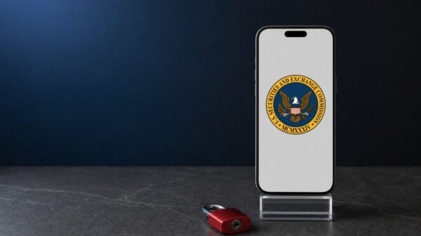 Ein schwarzes Smartphone steht aufrecht auf einem durchsichtigen Ständer und zeigt das Siegel der US-Börsenaufsicht SEC, davor liegt ein geschlossenes rotes Vorhängeschloss auf dunklem Stein.