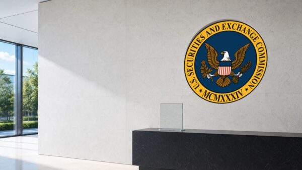 Ein heller Empfangsbereich mit dem Dienstsiegel der US-Börsenaufsicht SEC in einer runden Wandvertiefung; auf der dunklen Theke davor steht eine schmale Glasplatte mit einem feinen Sechseckmuster.
