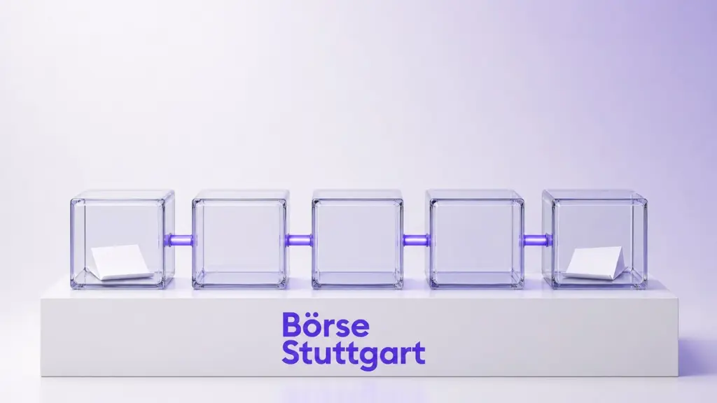 Fünf durchsichtige Glaswürfel stehen als verbundene Kette auf einem weißen Sockel mit dem violetten Schriftzug Boerse Stuttgart, im ersten und im letzten Würfel liegt ein gefaltetes Wertpapier.