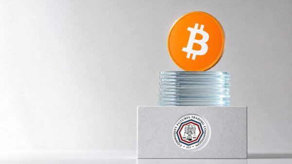 Orange Bitcoin-Münze auf einem Stapel dünner Glasplatten über einem weißen Steinsockel, in dessen Vorderseite das Siegel der US-Aufsicht CFTC eingelassen ist.