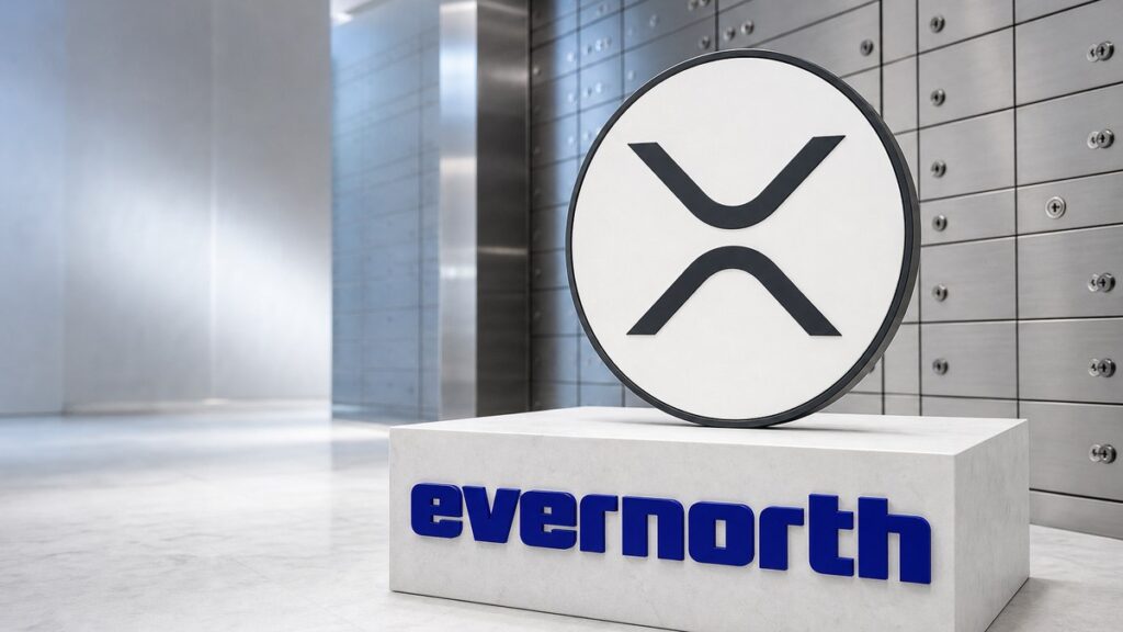 Eine große weiße XRP-Münze mit dunklem Rand steht auf einem weißen Steinsockel mit dem blauen Evernorth-Schriftzug, im Hintergrund die Wand eines Tresorraums mit Schließfächern.