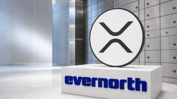 Eine große weiße XRP-Münze mit dunklem Rand steht auf einem weißen Steinsockel mit dem blauen Evernorth-Schriftzug, im Hintergrund die Wand eines Tresorraums mit Schließfächern.
