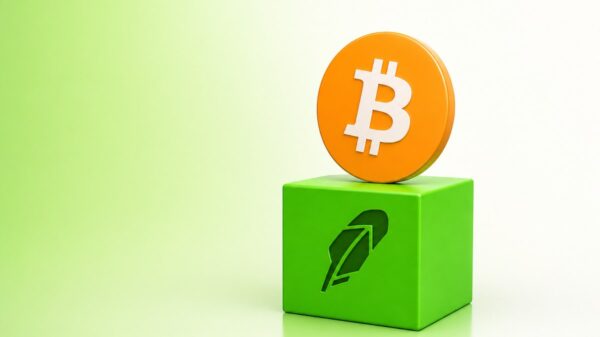 Eine große Bitcoin-Münze steht aufrecht auf einem limettengrünen Würfel, in dessen Vorderseite die Feder von Robinhood eingeprägt ist.
