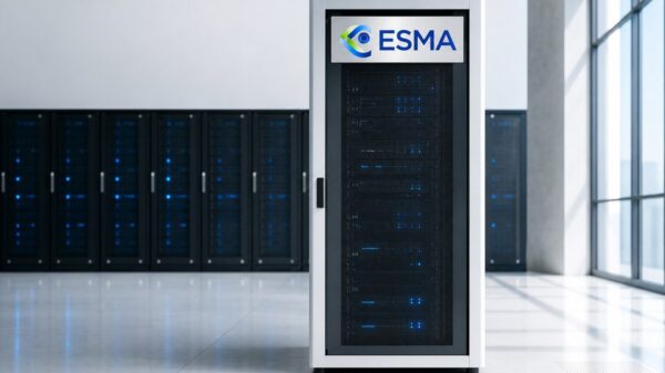 Ein weißer Serverschrank mit dunkler Glastür und einem Aluminiumschild mit ESMA-Logo steht in einem hellen Rechenzentrum vor einer Reihe dunkler Schränke mit blauen Statuslichtern.