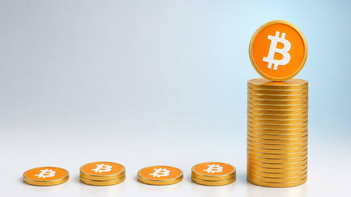 Ein hoher Stapel goldener Bitcoin-Münzen steht rechts, links daneben vier sehr kleine Stapel aus nur ein oder zwei Münzen.
