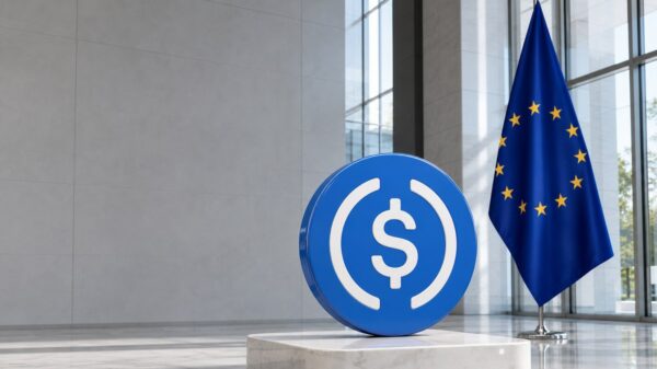 Eine große blaue USDC-Münze steht auf einem weißen Steinsockel im hellen Foyer eines modernen Behördenbaus, dahinter hängt die Flagge der Europäischen Union an einer Stange.