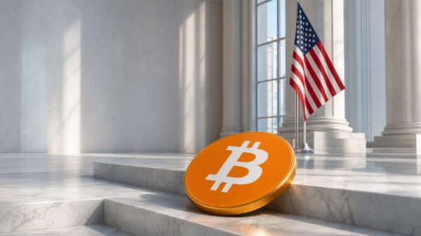 Eine große goldene Bitcoin-Münze ist umgekippt und lehnt an einer weißen Marmorstufe in einem hellen Atrium mit Säulen, im Hintergrund hängt eine US-Flagge an einer Stange.
