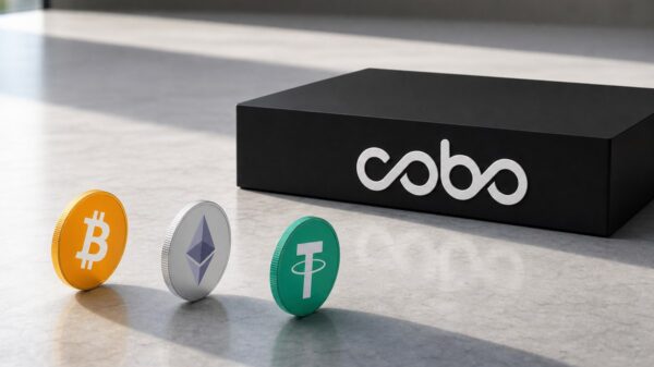 Eine goldene Bitcoin-Münze, eine silberne Ether-Münze und eine grüne Tether-Münze rollen auf hellem Steinboden von einem flachen schwarzen Sockel mit dem weißen Cobo-Schriftzug weg.