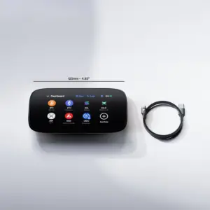 NGRAVE ZERO mit USB-C-Kabel und Größenangabe