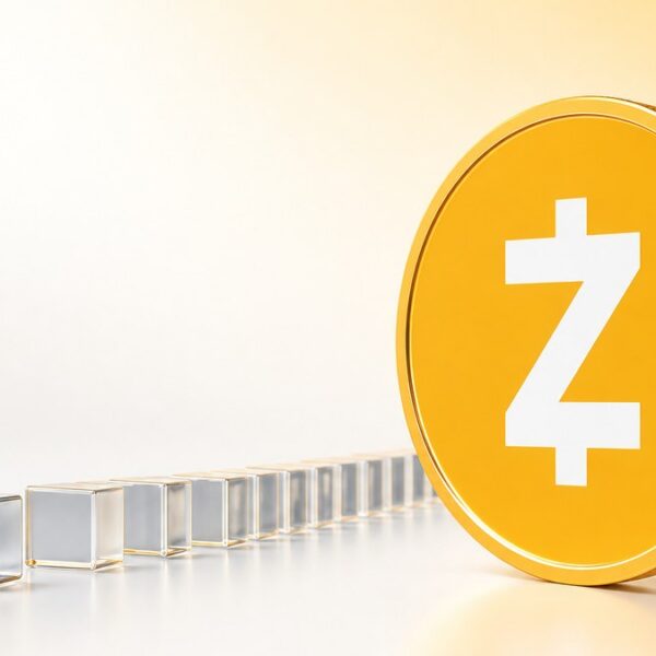 Eine goldene Zcash-Münze steht aufrecht auf einer weißen Fläche, dahinter eine Reihe gläserner Würfel, die zur Münze hin dichter stehen.